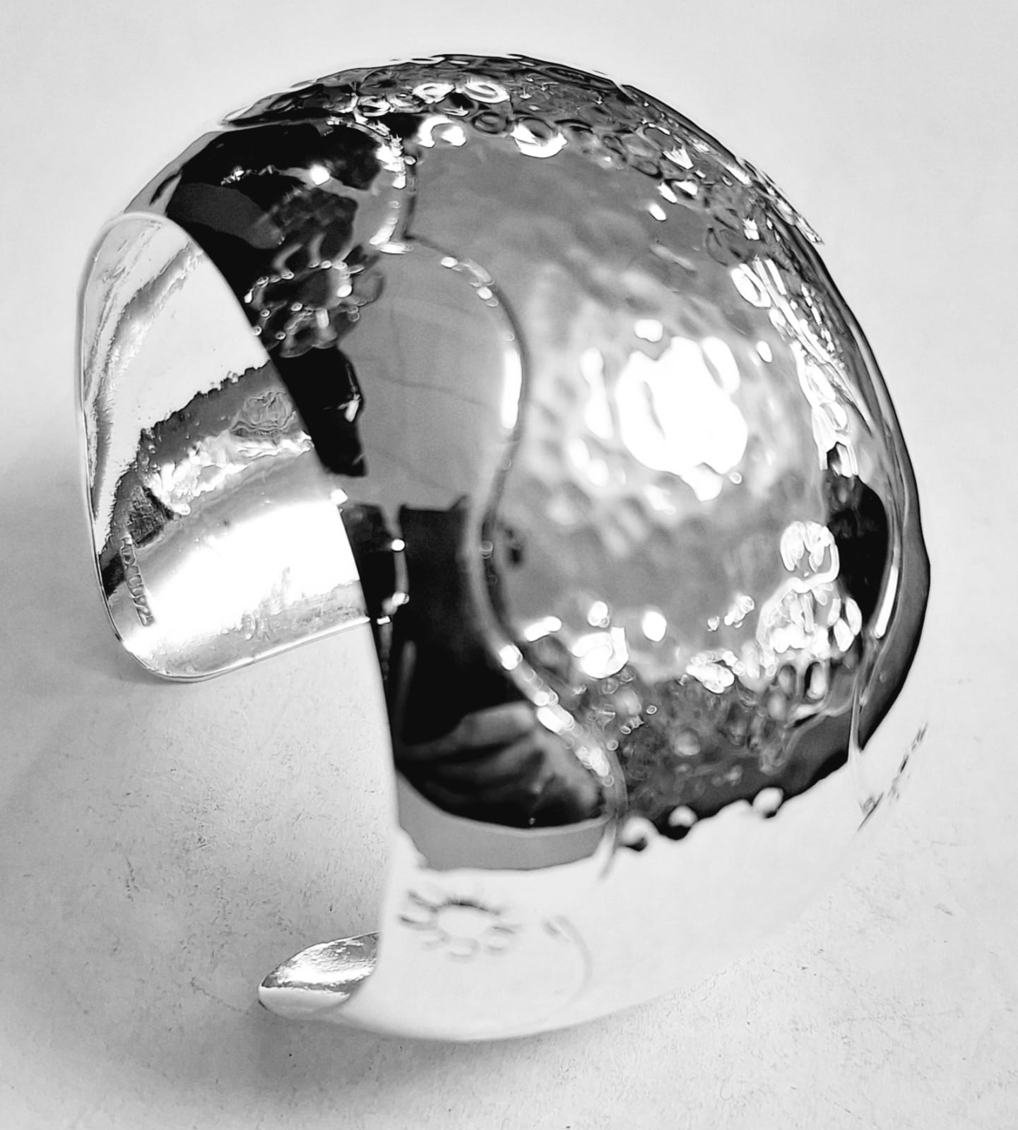 BRAZALETE MARTILLADO EN PLATA LEY EN PLATA LEY 925