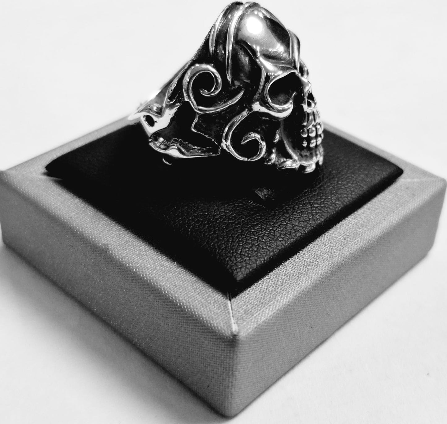 ANILLO CALAVERA EN PLATA LEY 925