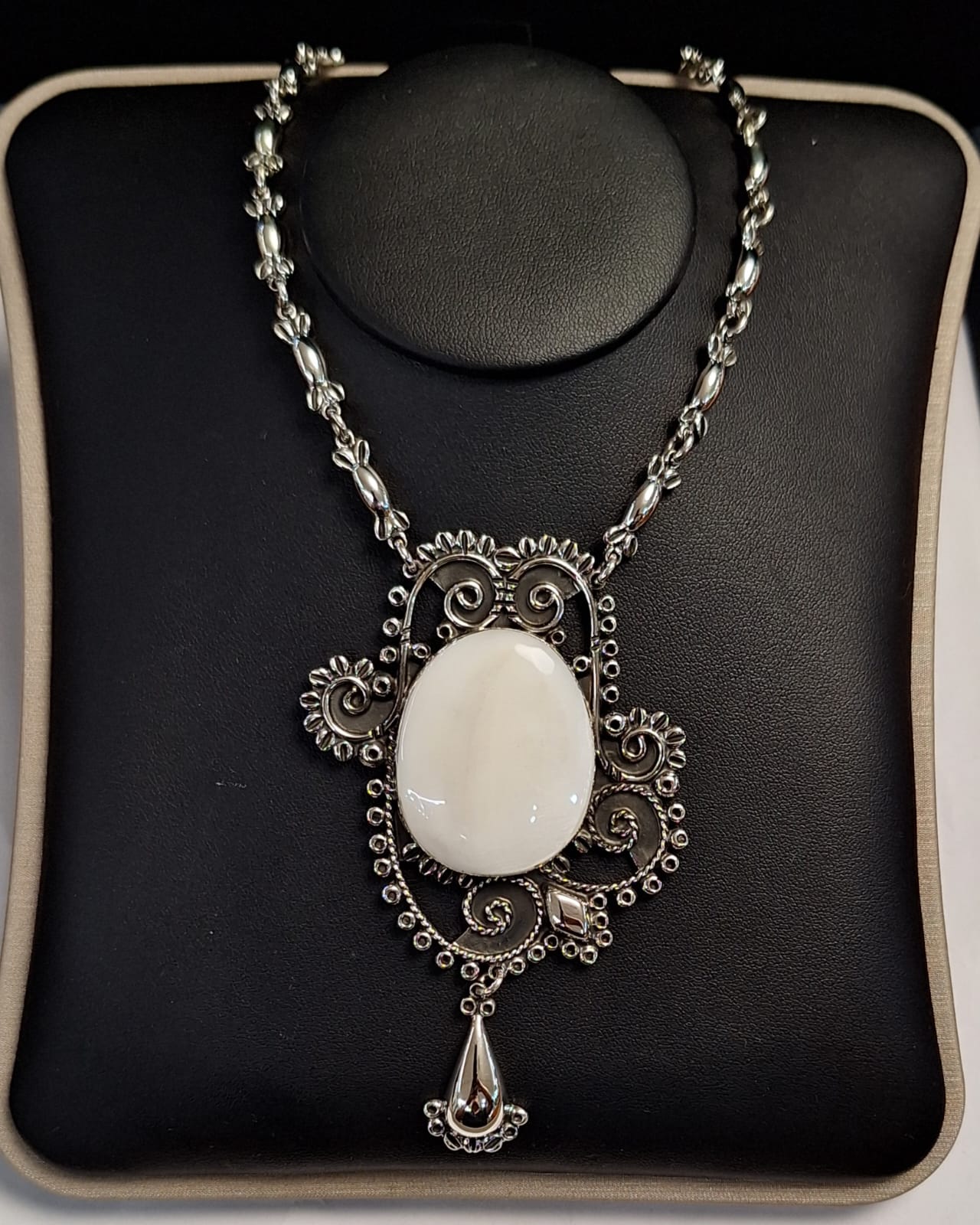 COLLAR VINTAGE CON CABUJON DE NACAR EN PLATA LEY 950
