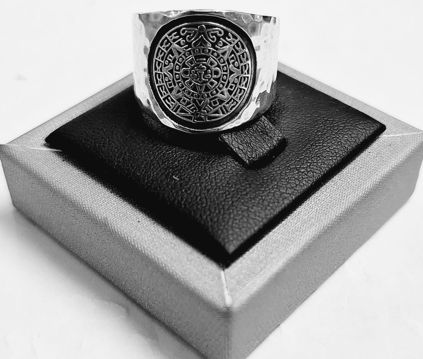 ANILLO MARTILLADO CON CALENDARIO AZTECA EN PLATA LEY 925