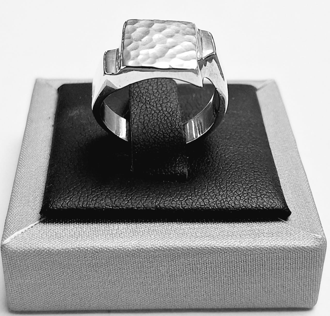 ANILLO MARTILLADO EN PLATA LEY 925