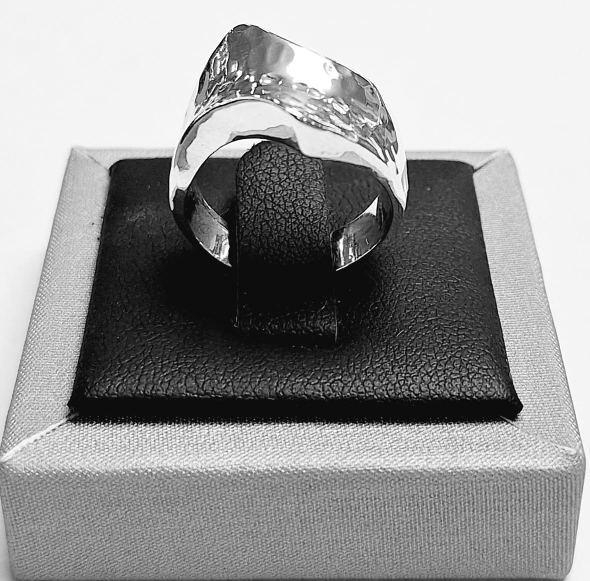 ANILLO MARTILLADO EN PLATA LEY 925