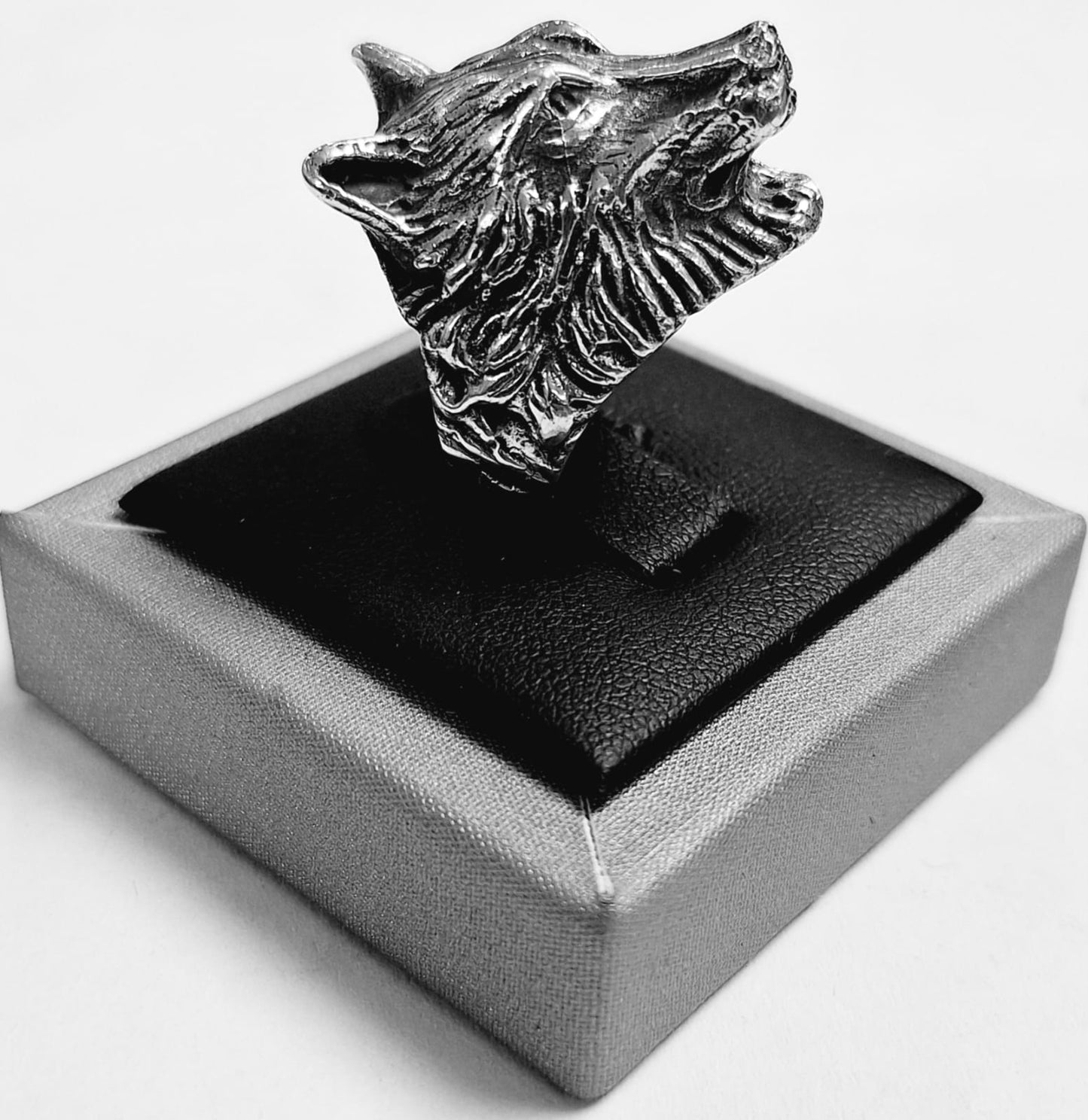 ANILLO CABEZA DE LOBO EN PLATA LEY 925