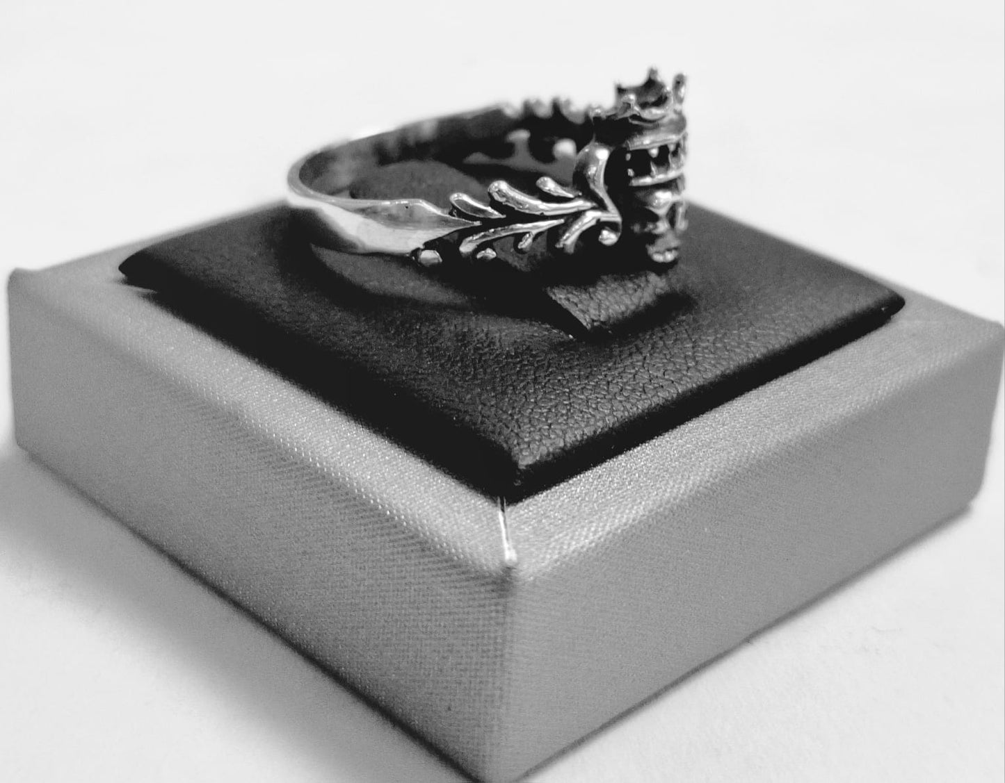 ANILLO CALAVERA REY EN PLATA LEY 925