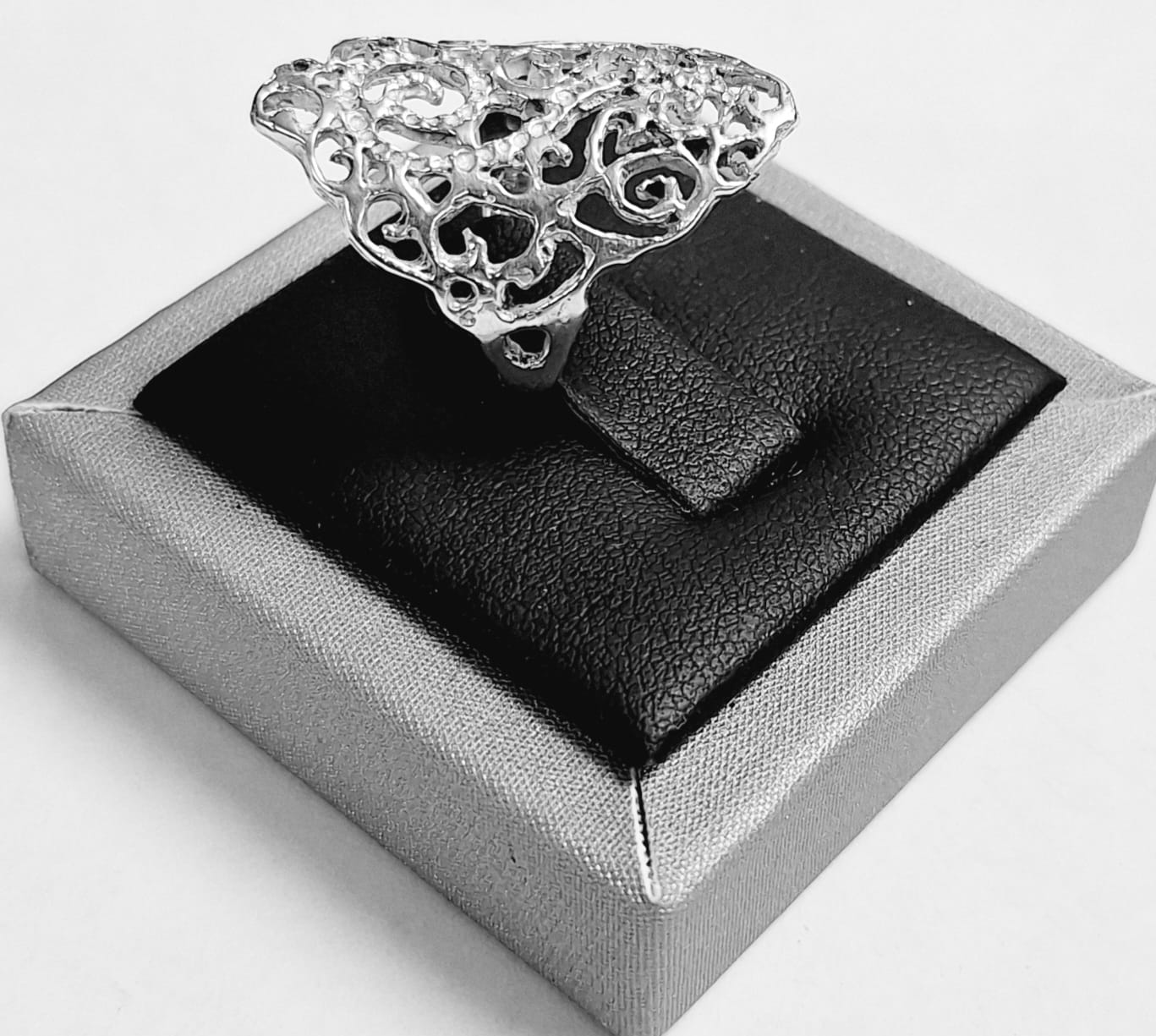 ANILLO CALADO EN PLATA LEY 925