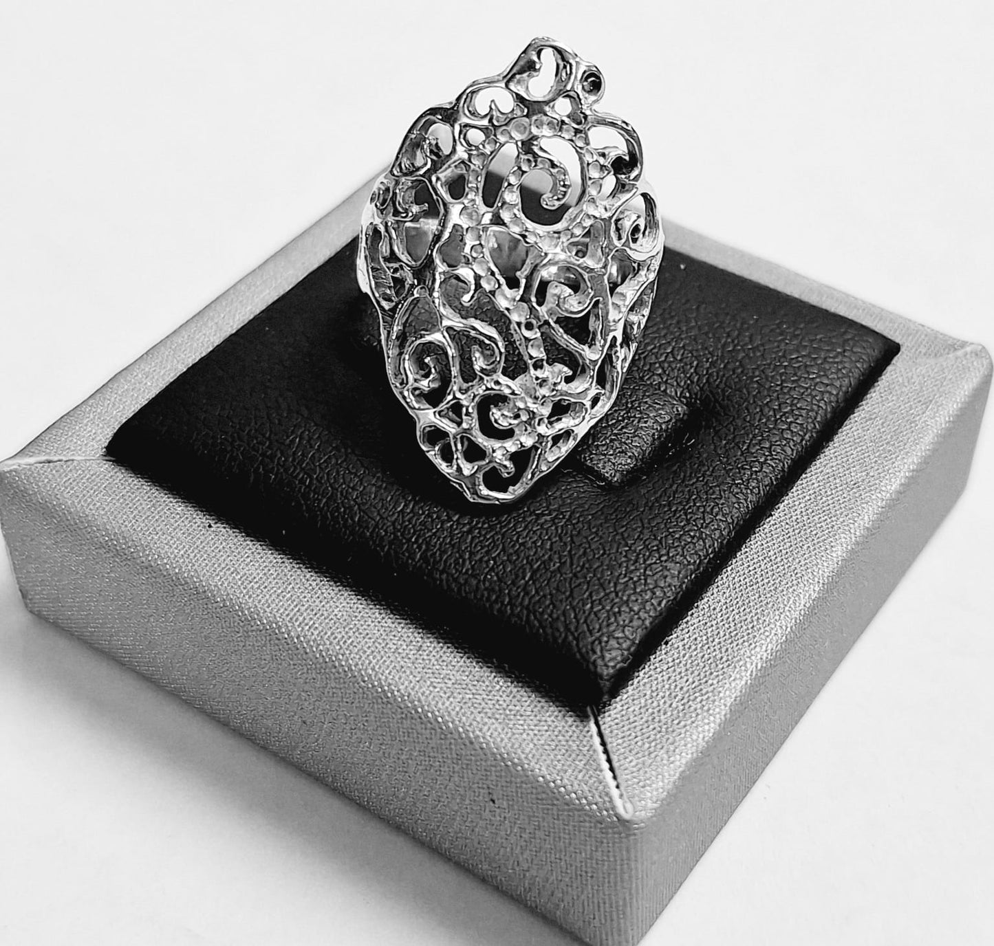 ANILLO CALADO EN PLATA LEY 925