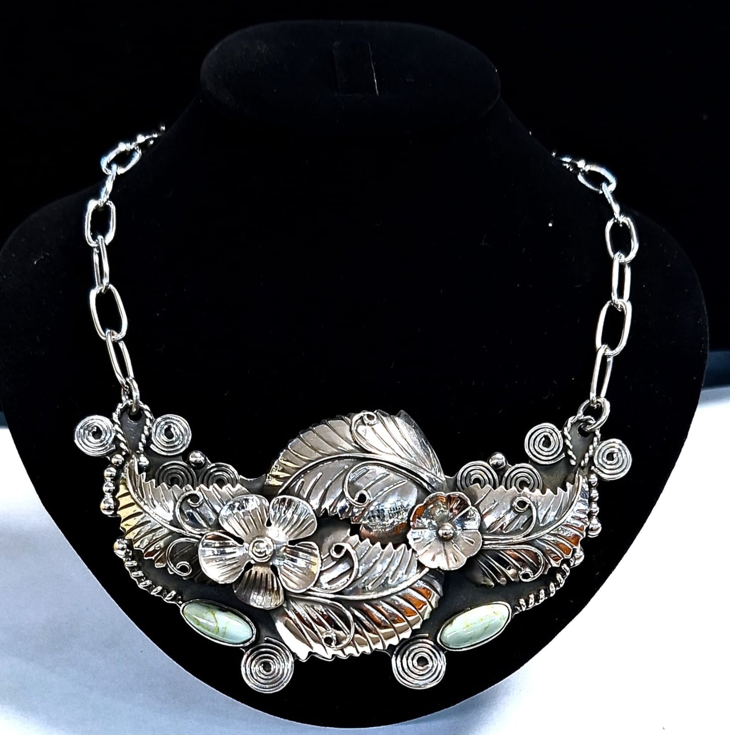 COLLAR TRABAJO NAVAJO CON INCRUSTACIONES DE TURQUESA  EN PLATA LEY 925