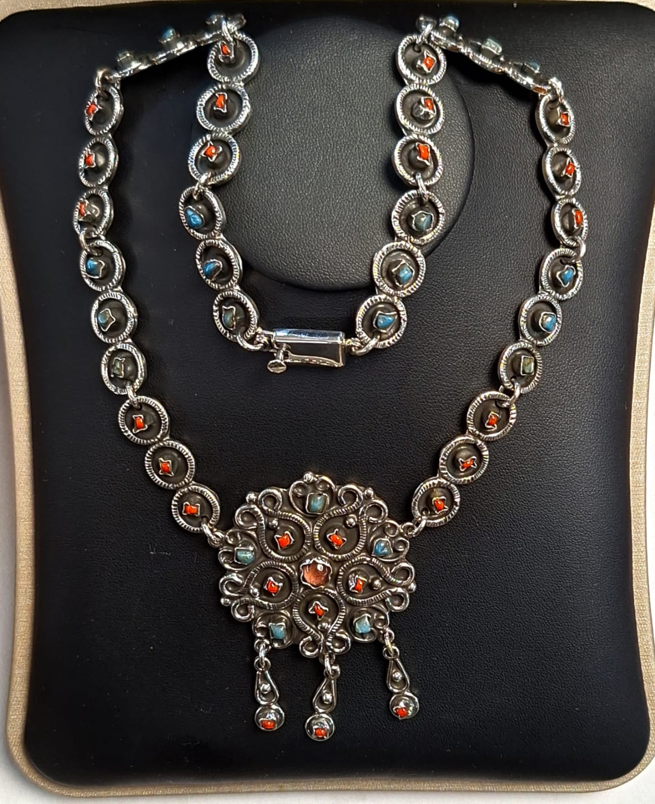 COLLAR VINTAGE CON INCRUSTACIONES DE PIEDRAS EN PLATA LEY 925