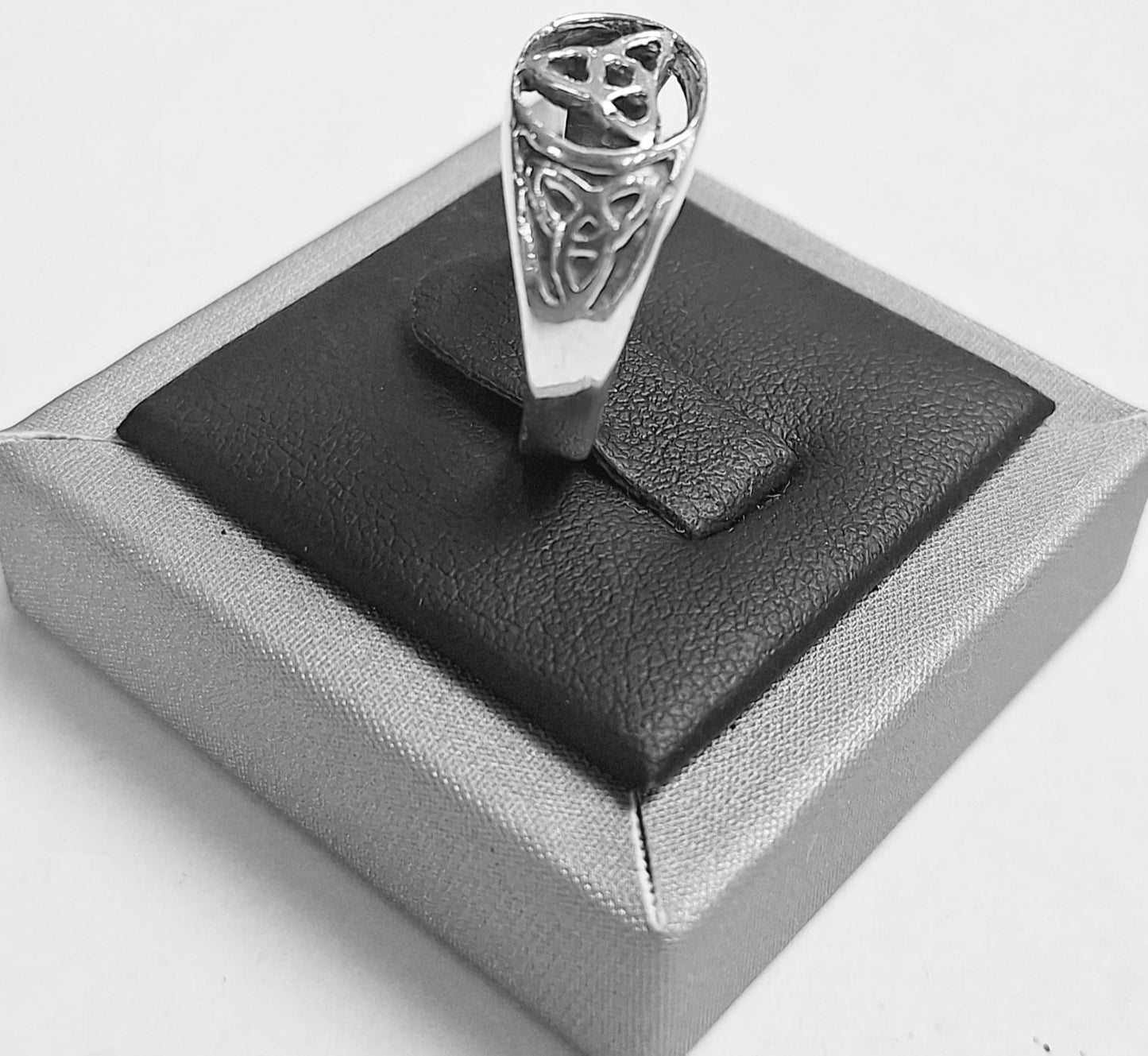 ANILLO TRIQUETA EN PLATA LEY 925