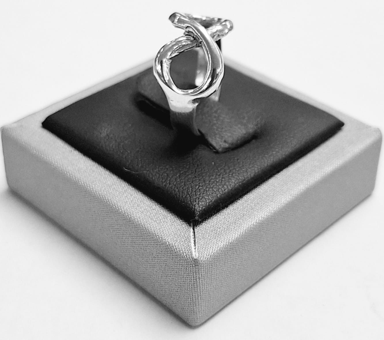 ANILLO INFINITO EN PLATA LEY 925