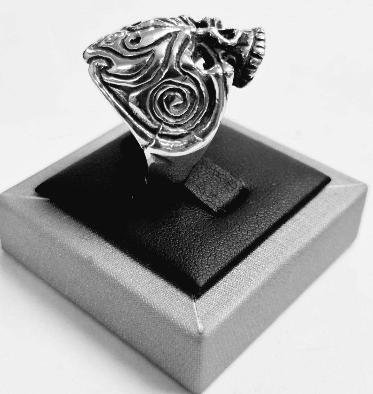 ANILLO CALAVERA EN PLATA LEY 925
