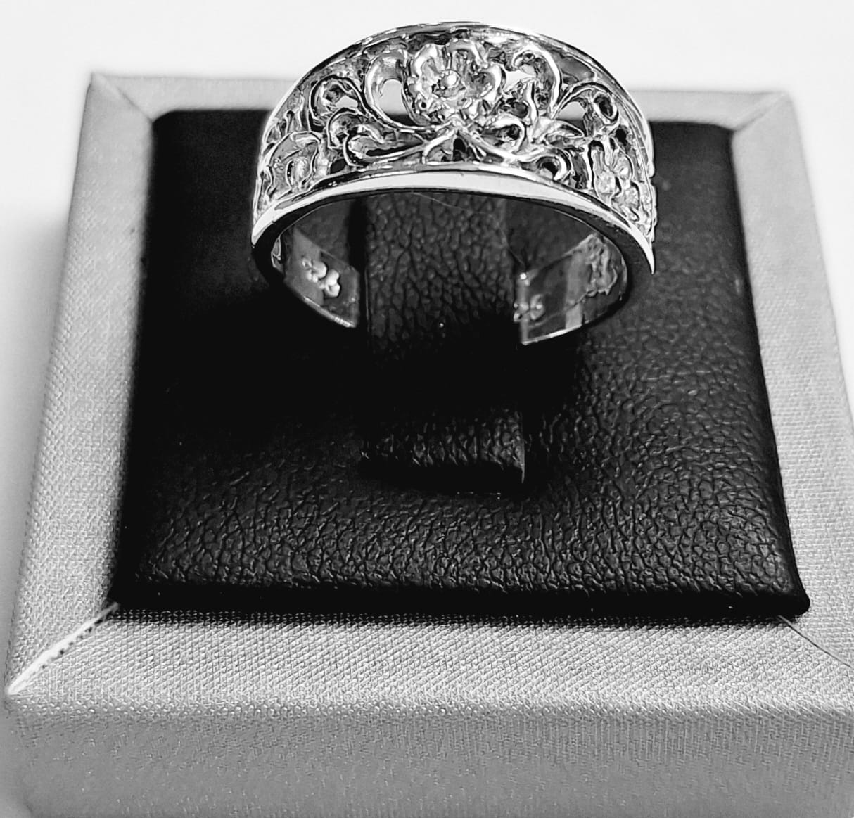 ANILLO DE FLORES EN PLATA LEY 925