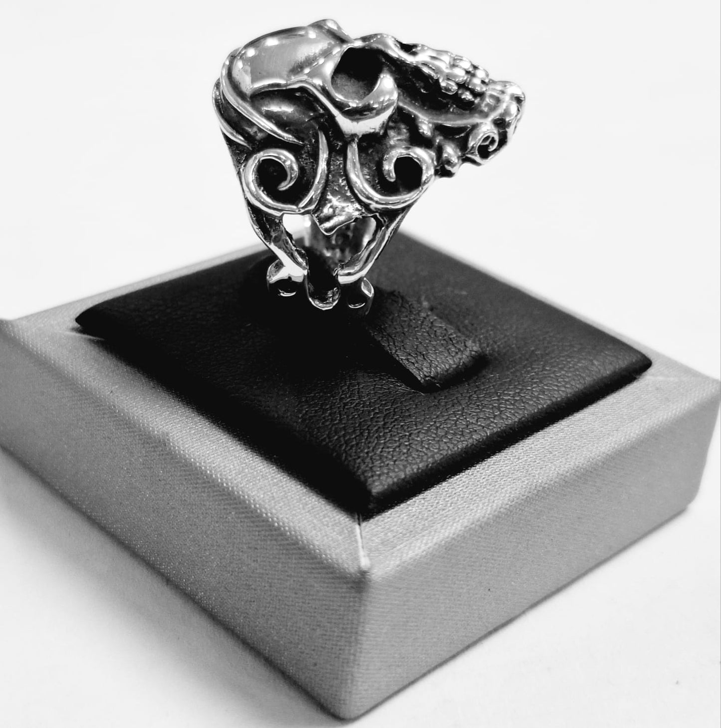 ANILLO CALAVERA EN PLATA LEY 925