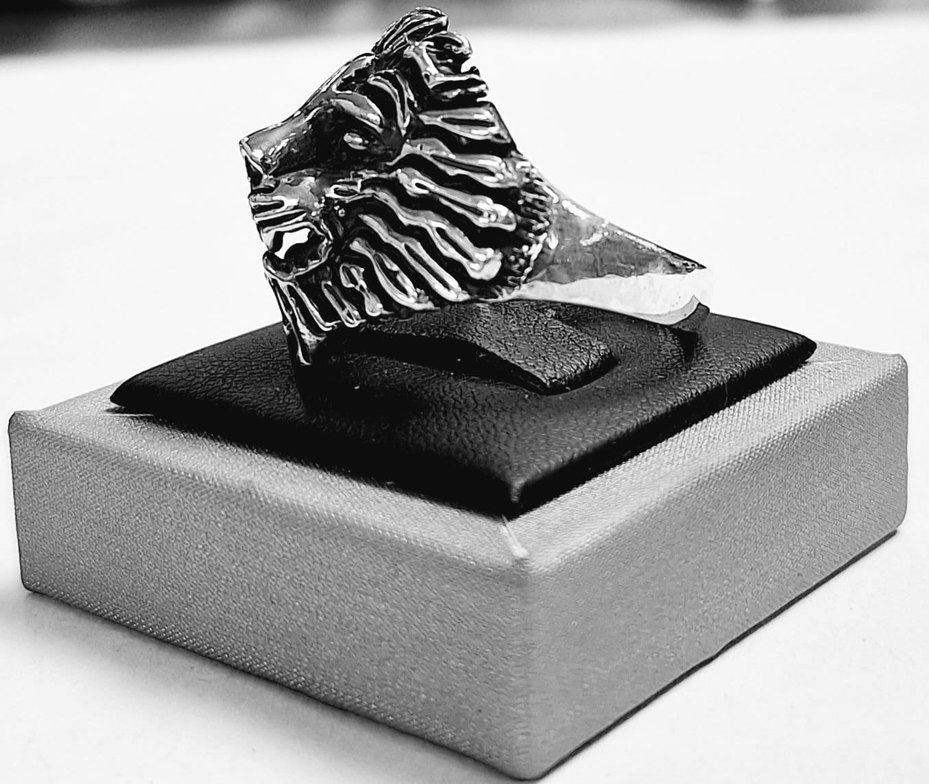 ANILLO CABEZA DE LEON EN PLATA LEY 925