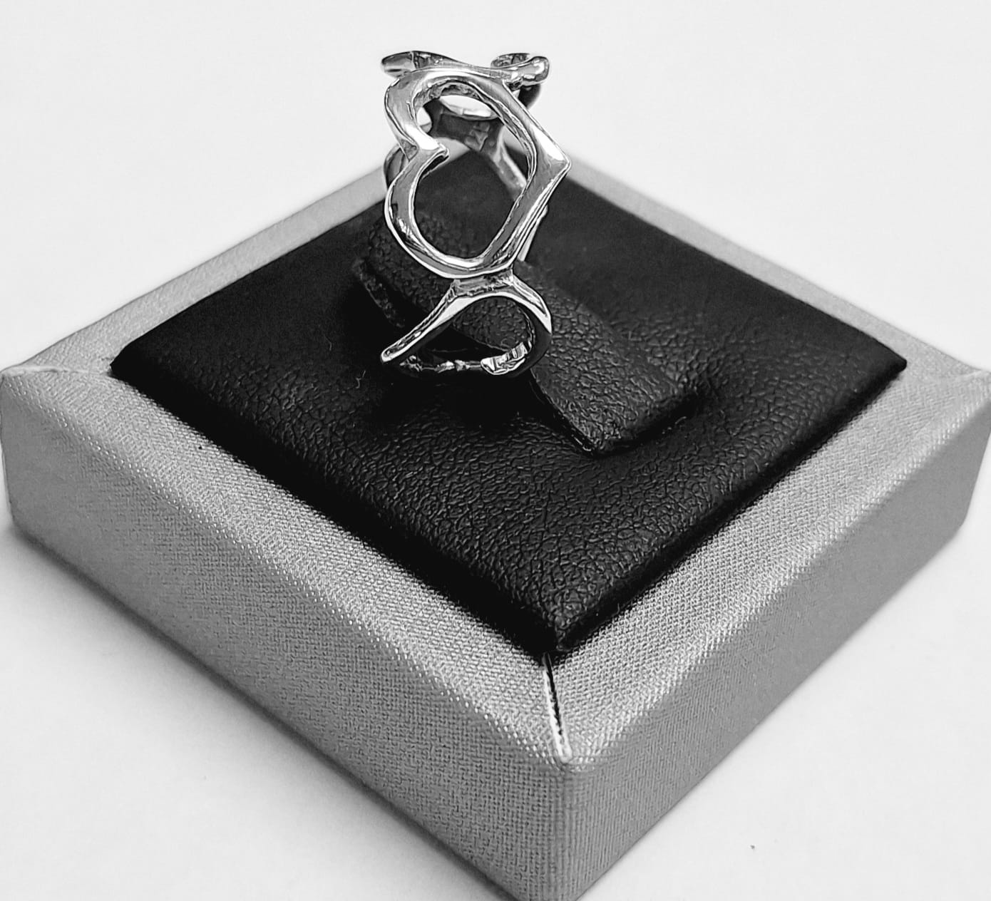 ANILLO CALADO DE CORAZONES EN PLATA LEY 925