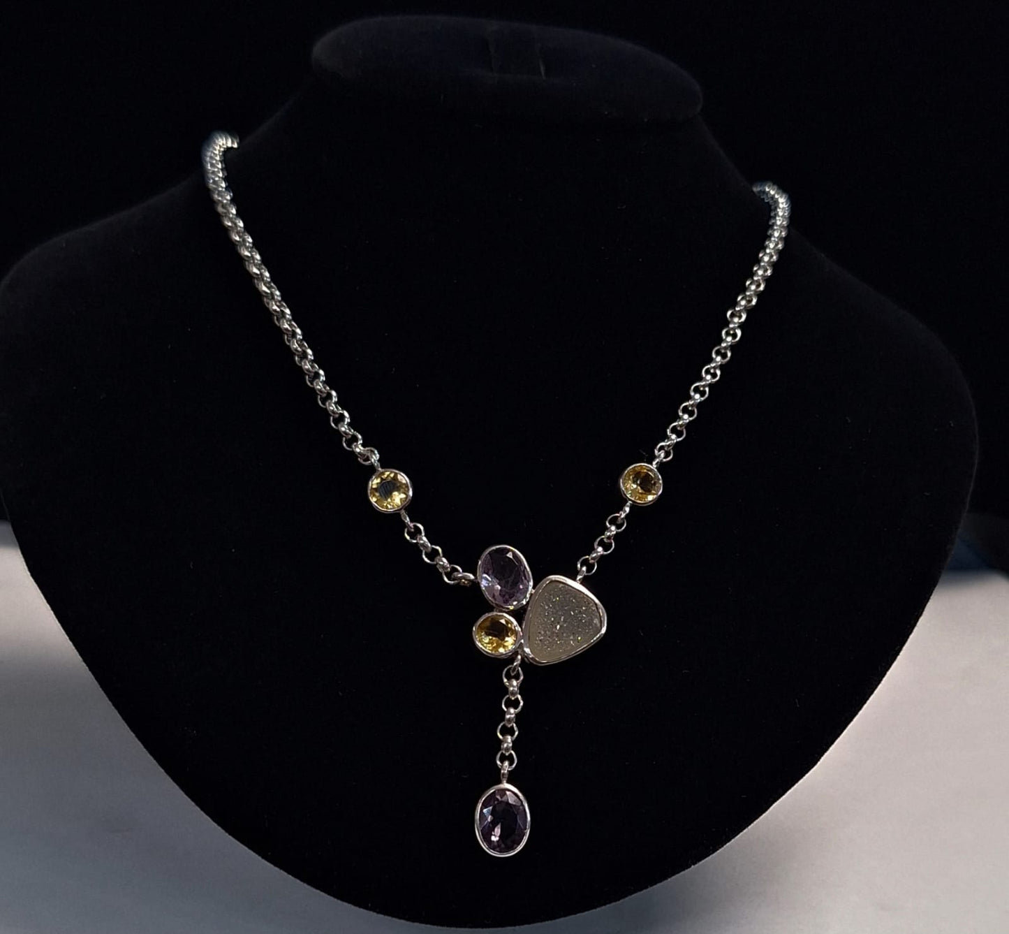 COLLAR CON INCRUSTACIONES DE AMATISTA , CITRINA , Y CUARZO EN PLATA LEY 925