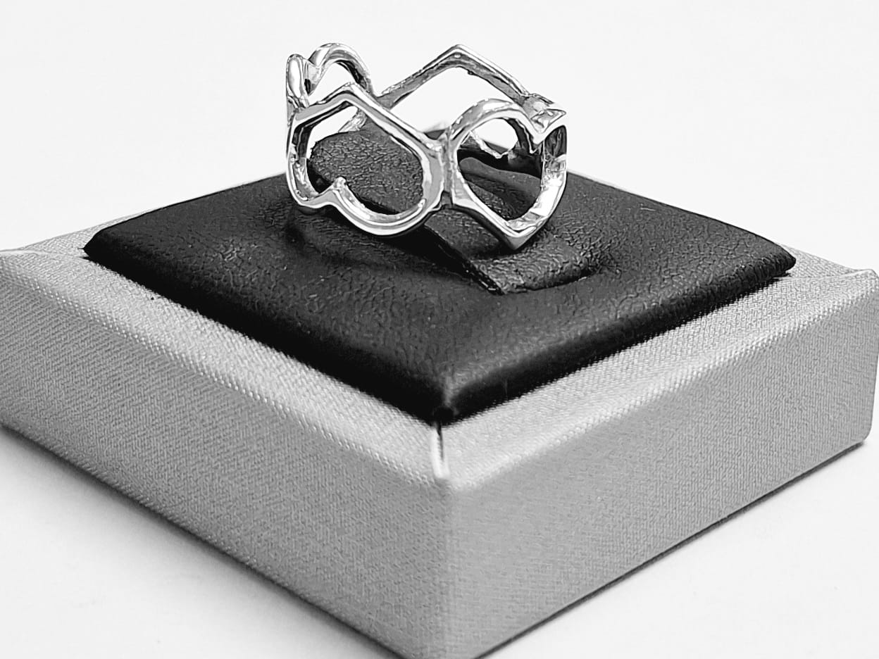 ANILLO CALADO DE CORAZONES EN PLATA LEY 925
