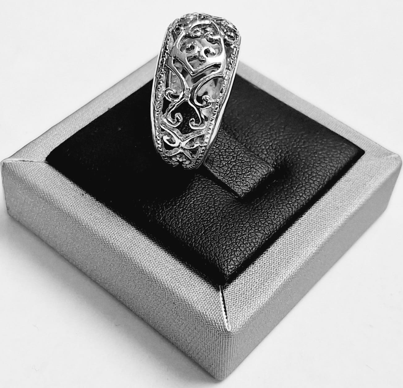 ANILLO CALADO EN PLATA LEY 925