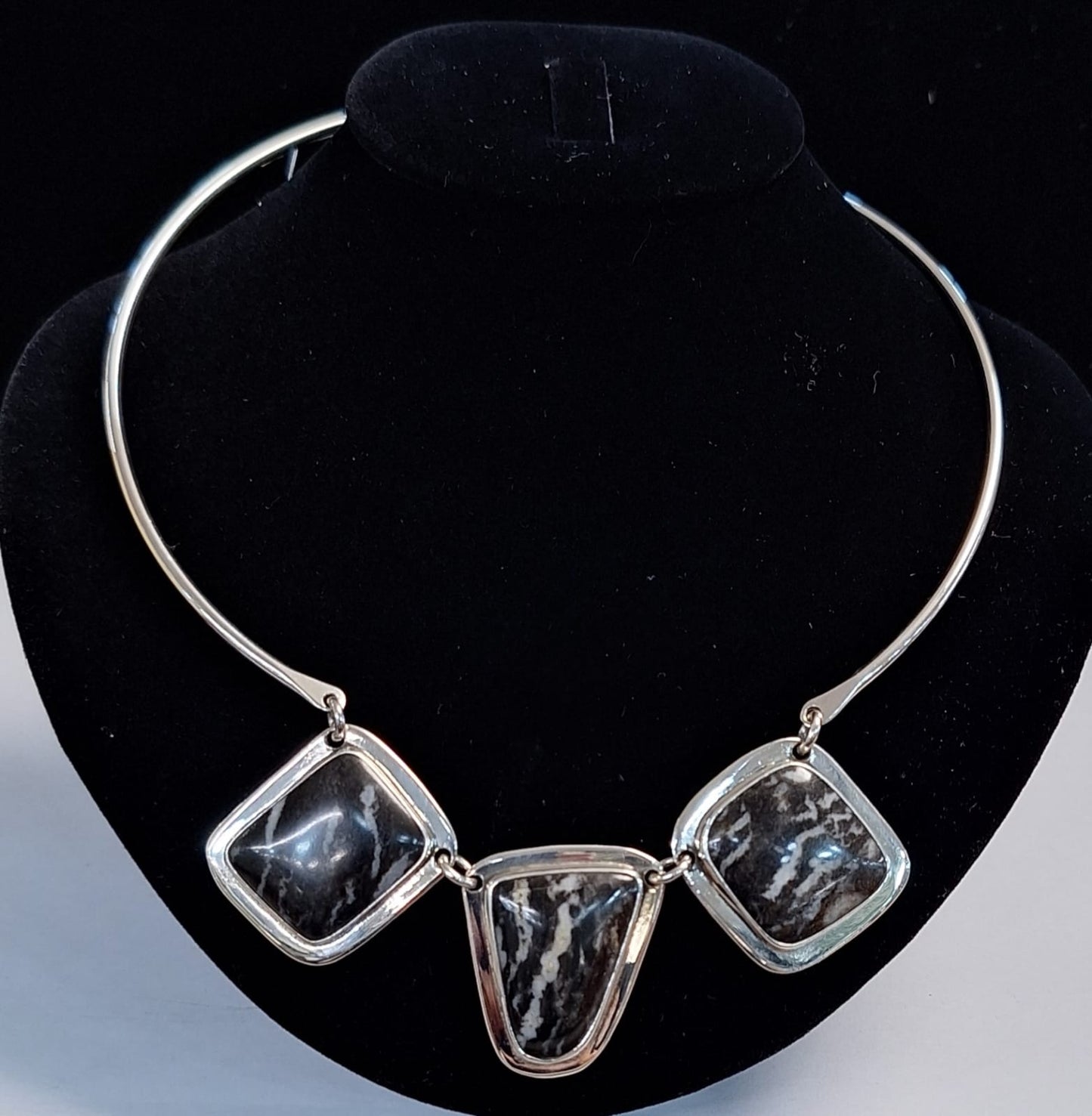 GARGANTILLA CON INCRUSTACIONES DE PIEDRA EN PLATA LEY 925