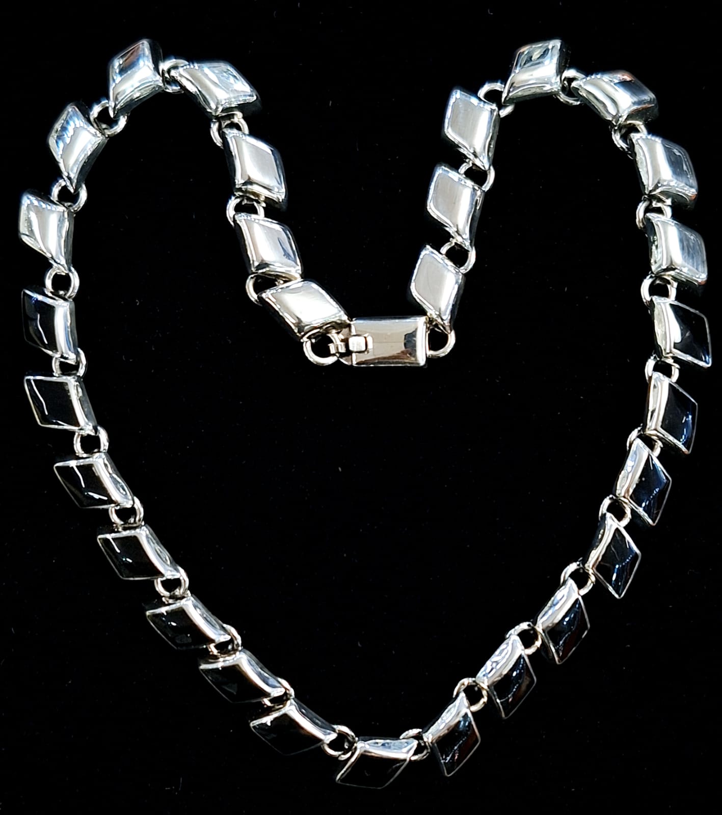 COLLAR CON INCRUSTACIONES DE OBSIDIANA EN PLATA LEY 925