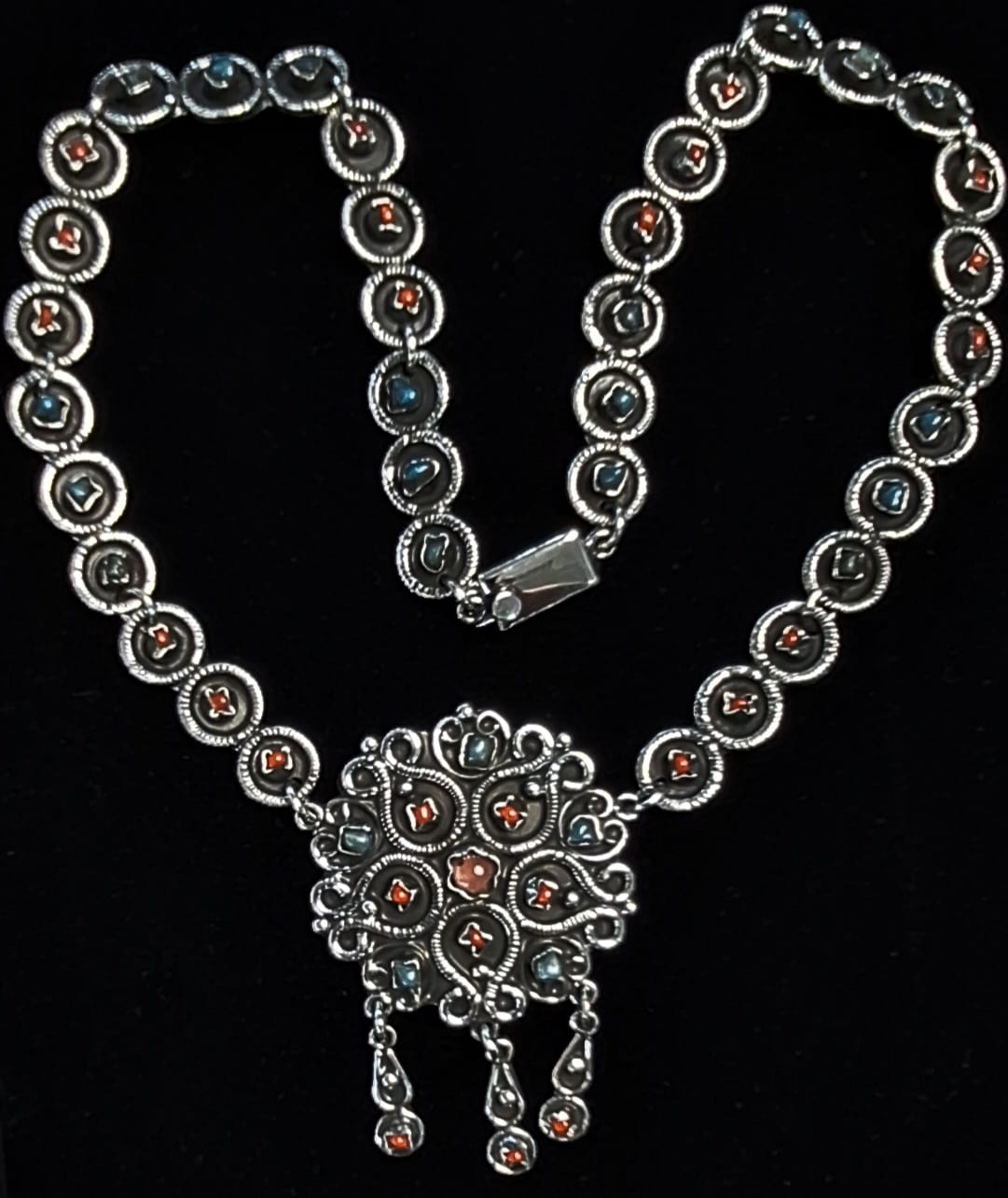 COLLAR VINTAGE CON INCRUSTACIONES DE PIEDRAS EN PLATA LEY 925