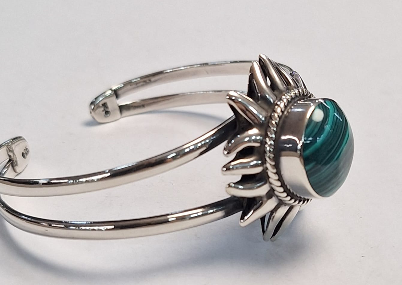 BRAZALETE CON MALAQUITA EN PLATA LEY 925
