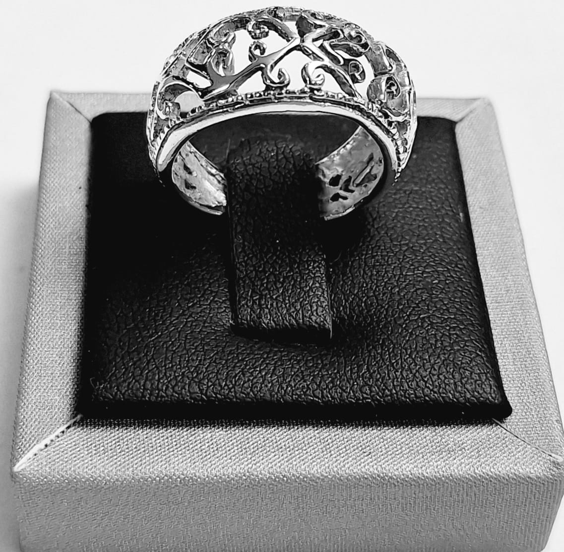 ANILLO CALADO EN PLATA LEY 925
