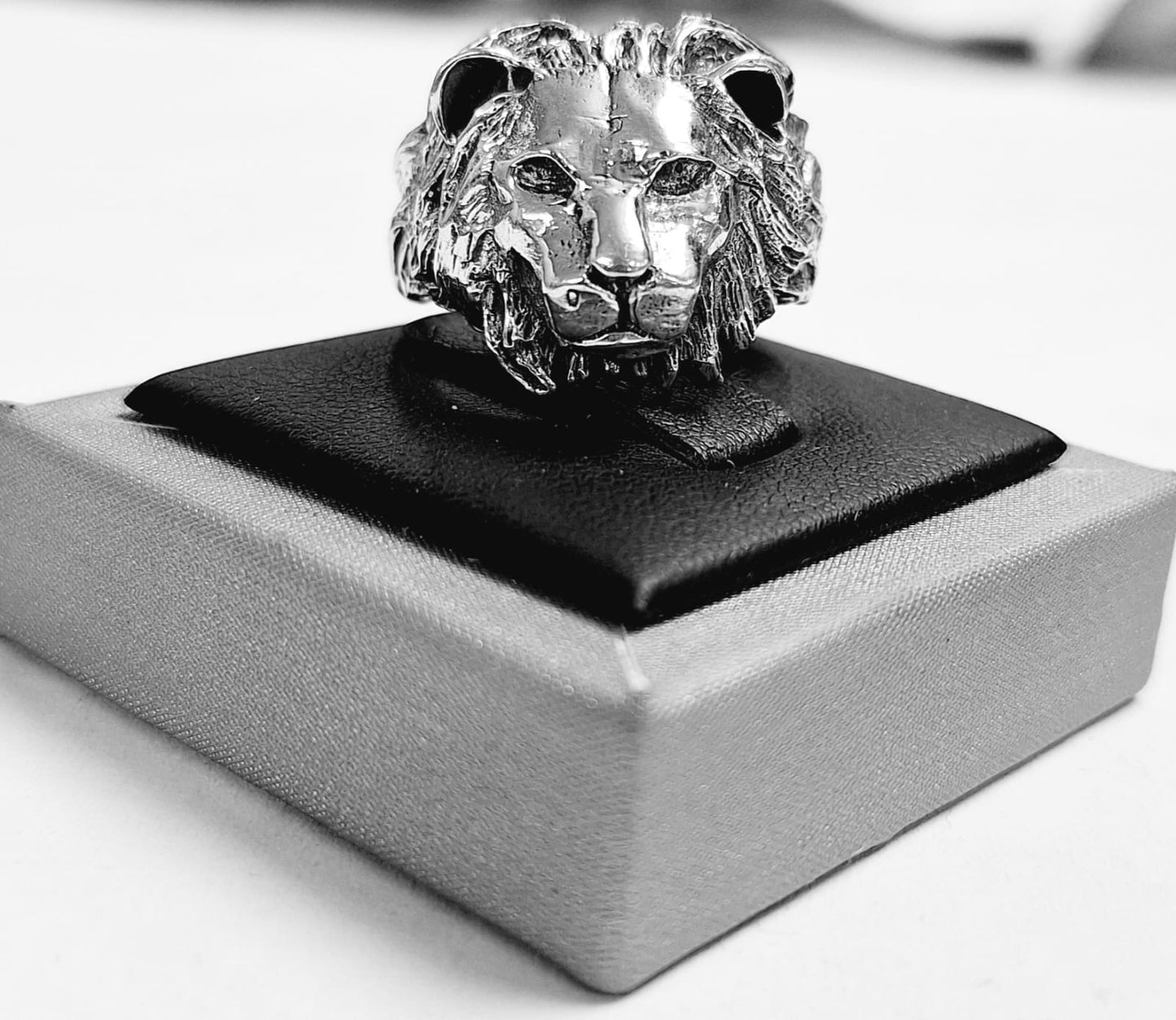 ANILLO CABEZA DE LEON EN PLATA LEY 925