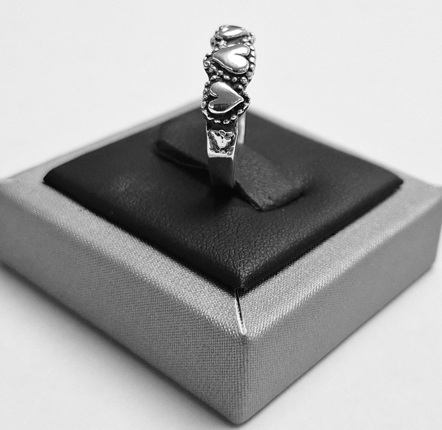 ANILLO DE TRES CORAZONES EN PLATA LEY 925