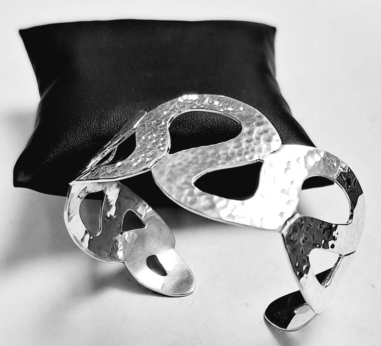 BRAZALETE MARTILLADO EN PLATA LEY 950