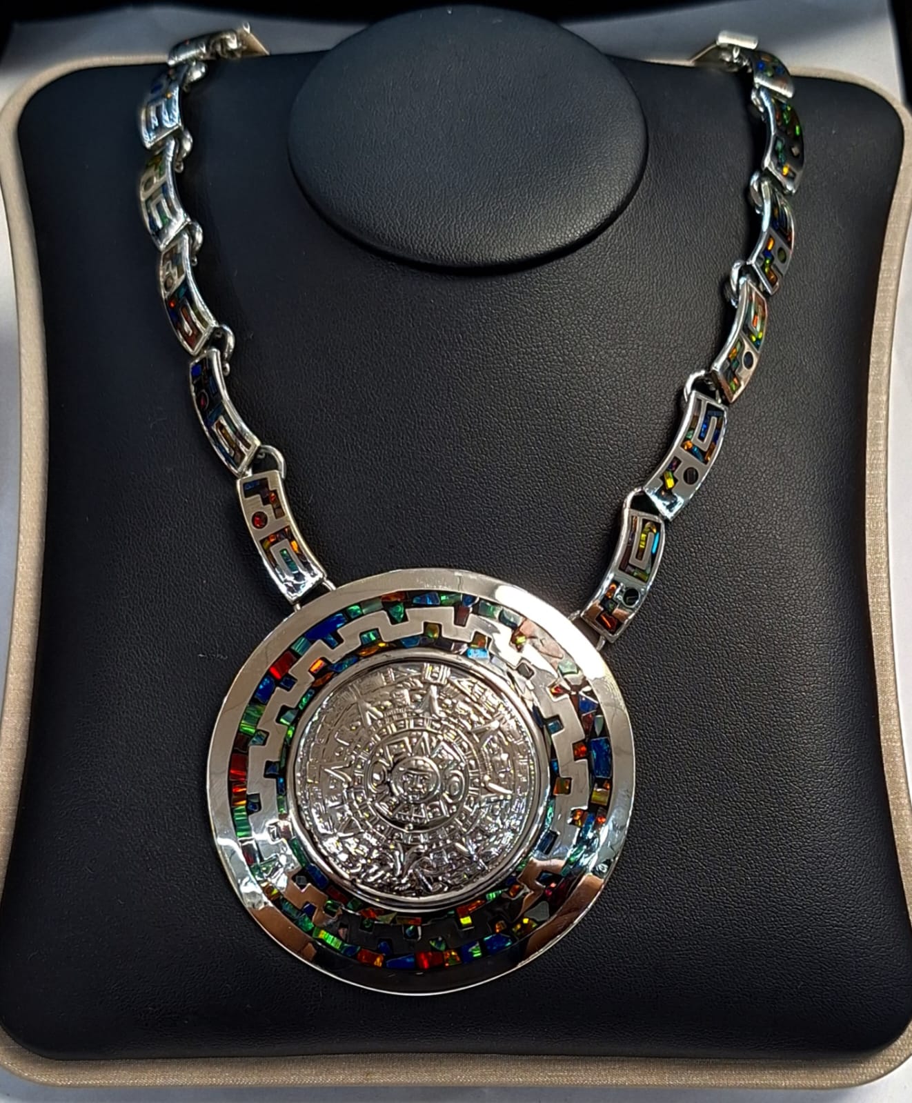COLLAR CALENDARIO AZTECA CON INCRUSTACIONES DE ÓPALO EN PLATA LEY 950