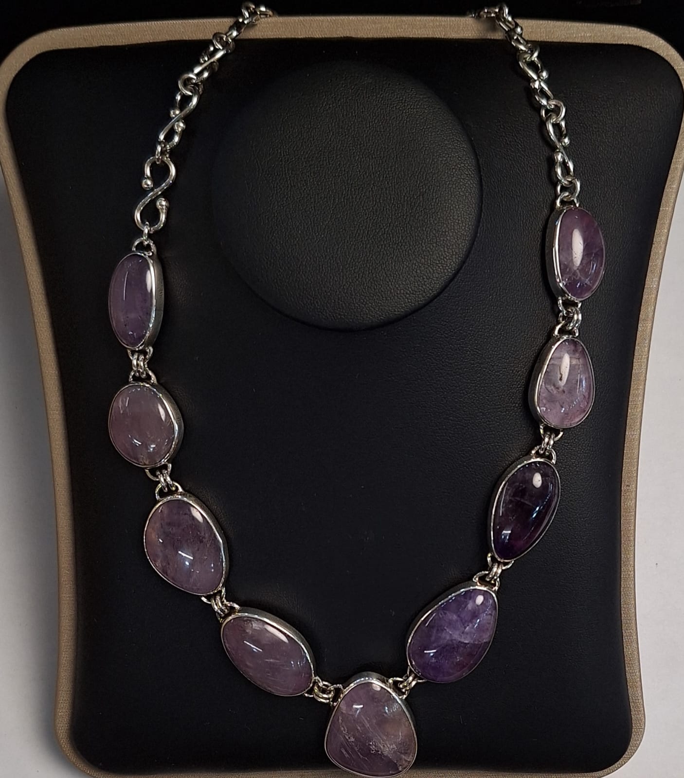 COLLAR CON INCRUSTACION DE AMATISTA EN PLATA LEY 950