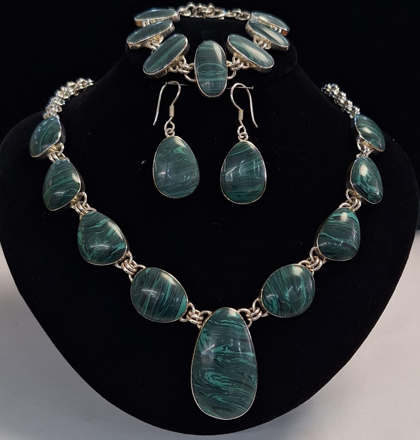 SET DE COLLAR CON INCRUSTACIONES DE MALAQUITA EN PLATA LEY 950