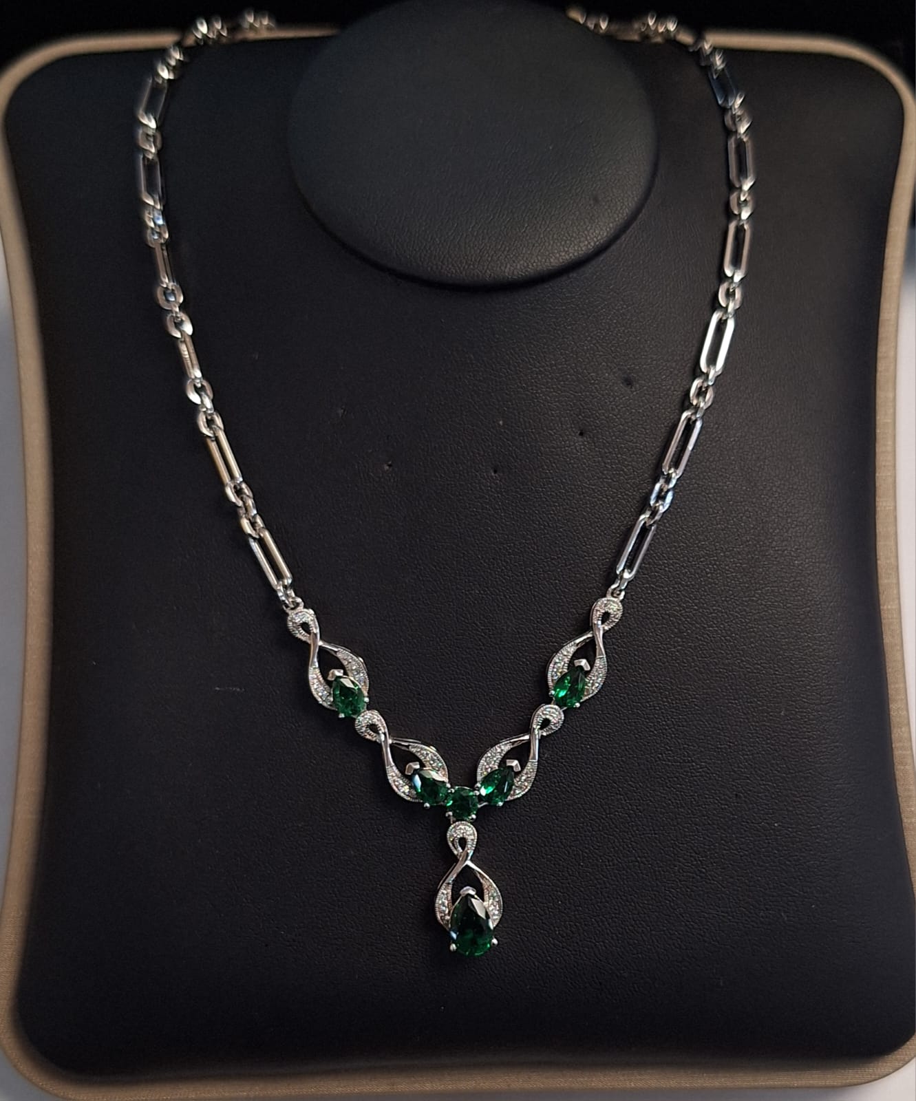 COLLAR CON INCRUSTACIONES DE ESMERALDA EN PLATA LEY 925