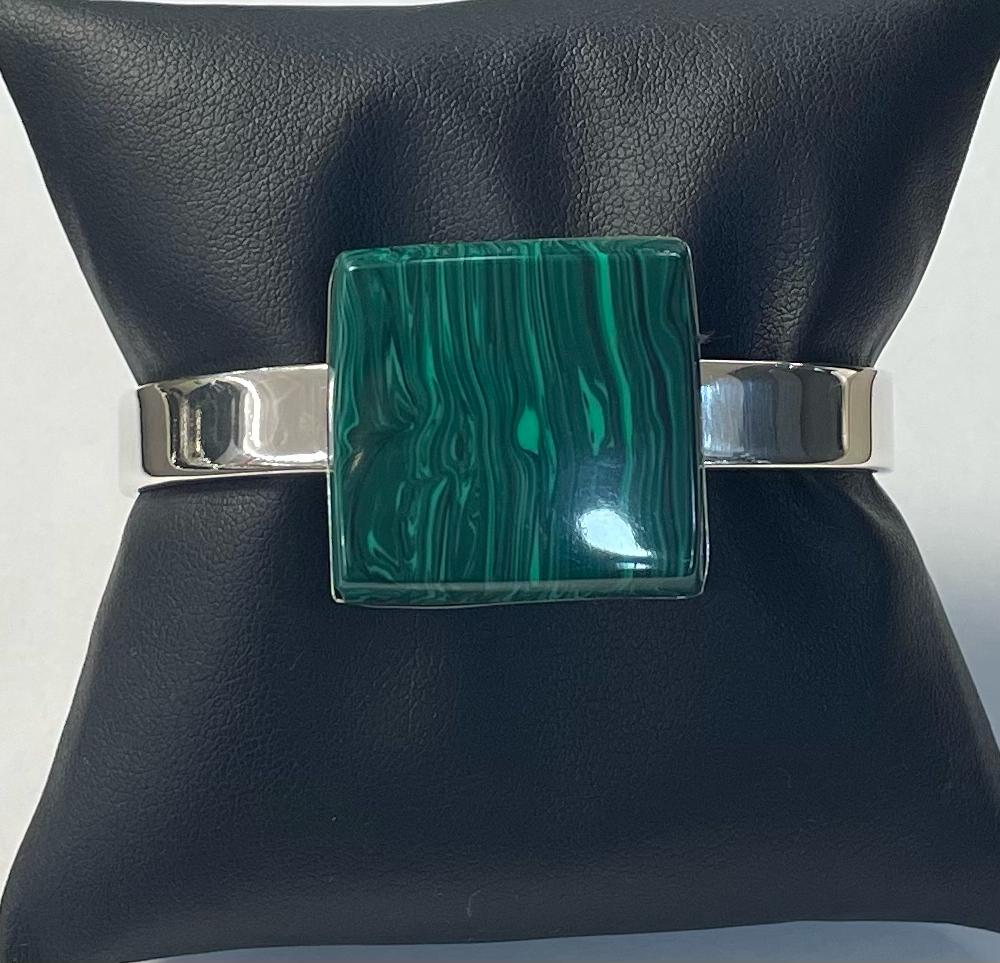 BRAZALETE CON MALAQUITA EN PLATA LEY 925