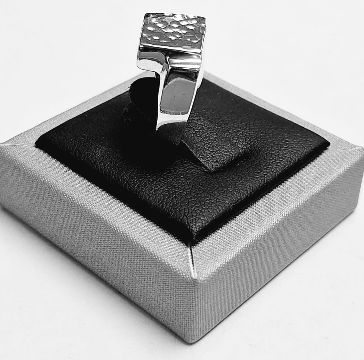 ANILLO MARTILLADO EN PLATA LEY 925