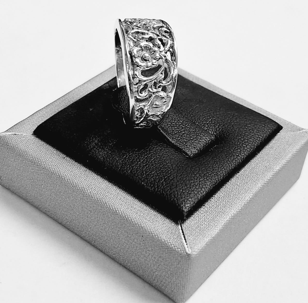 ANILLO DE FLORES EN PLATA LEY 925