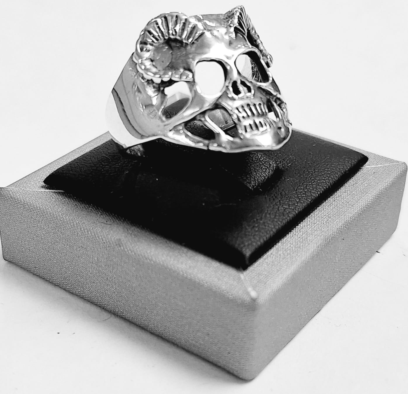 ANILLO CRÁNEO DE DEMONIO CON CUERNOS EN PLATA LEY 925