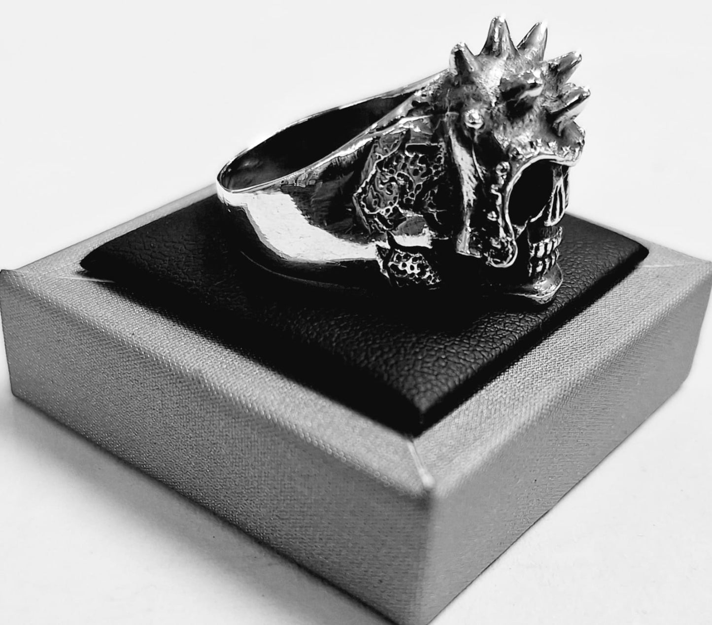 ANILLO CALAVERA EN PLATA LEY 925