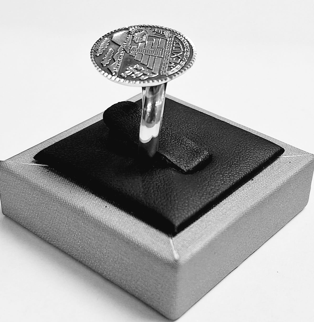 ANILLO PIRAMIDE CHICHEN ITZA EN PLATA LEY 925