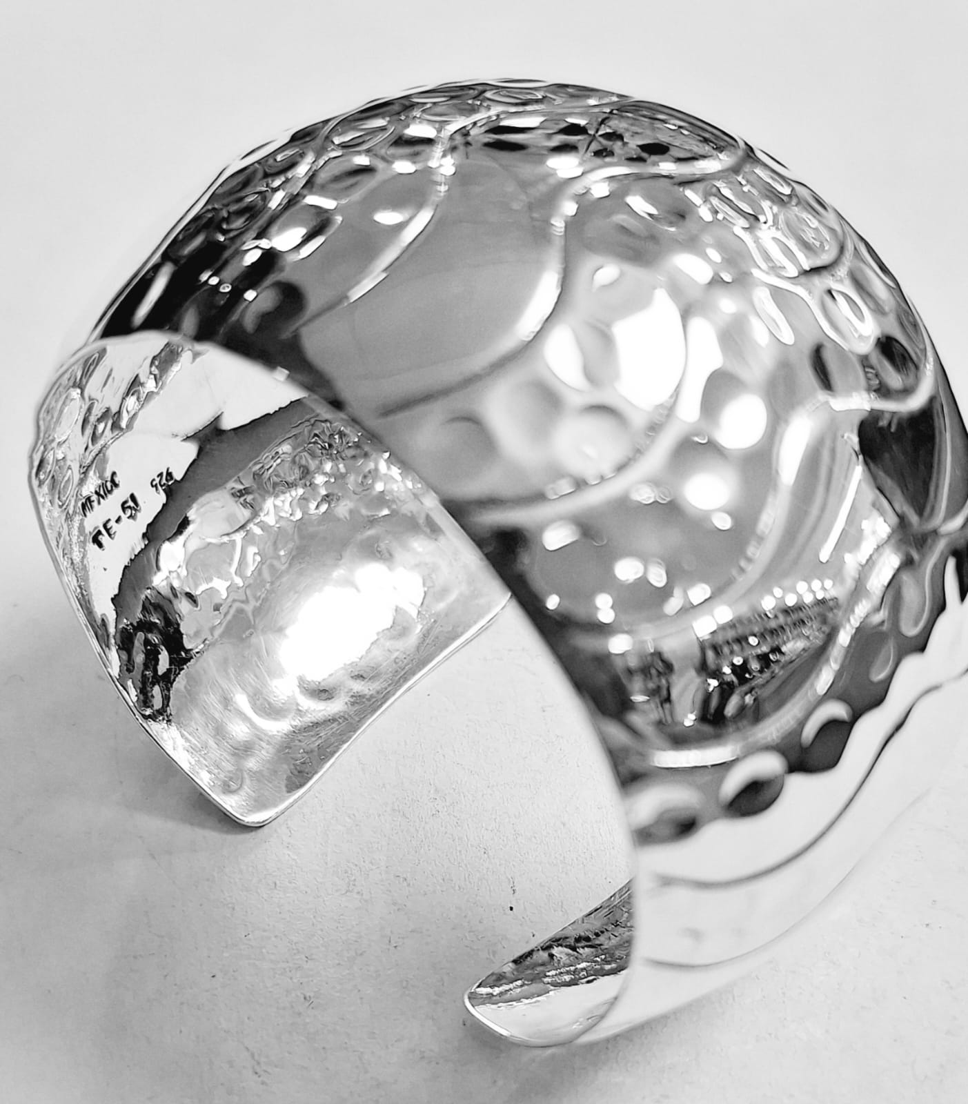 BRAZALETE MARTILLADO EN PLATA LEY 925