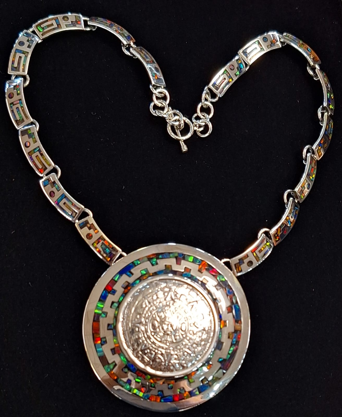 COLLAR CALENDARIO AZTECA CON INCRUSTACIONES DE ÓPALO EN PLATA LEY 950