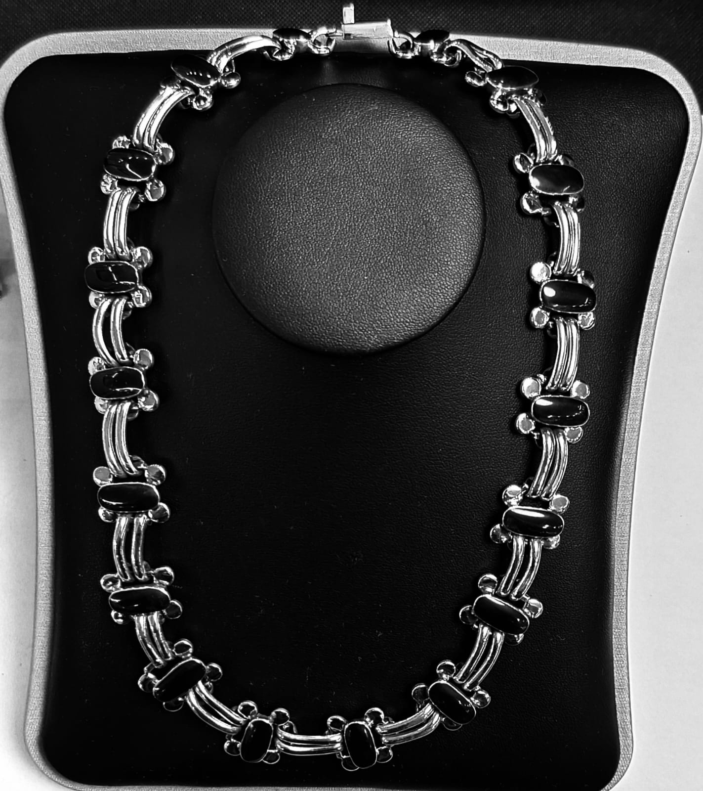 COLLAR CON INCRUSTACIONES DE PIEDRA EN PLATA LEY 950