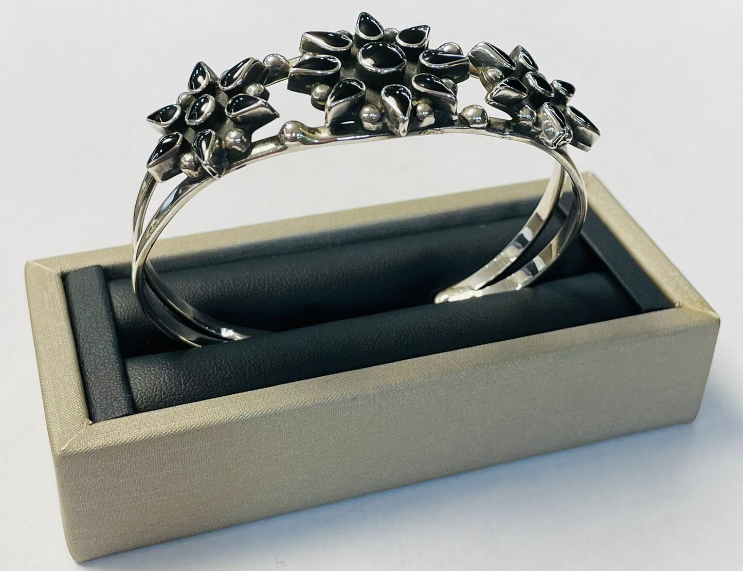 BRAZALETE EN PLATA LEY 925 CON OBSIDIANA