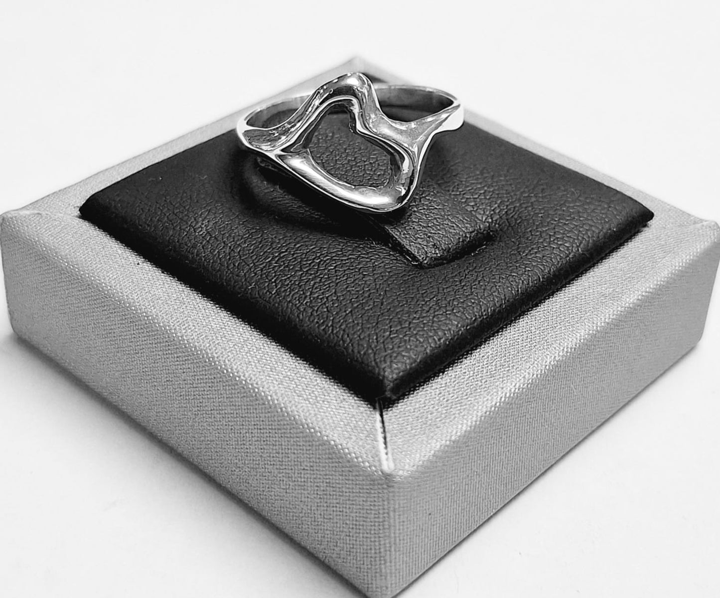 ANILLO DE CORAZÓN EN PLATA LEY 925