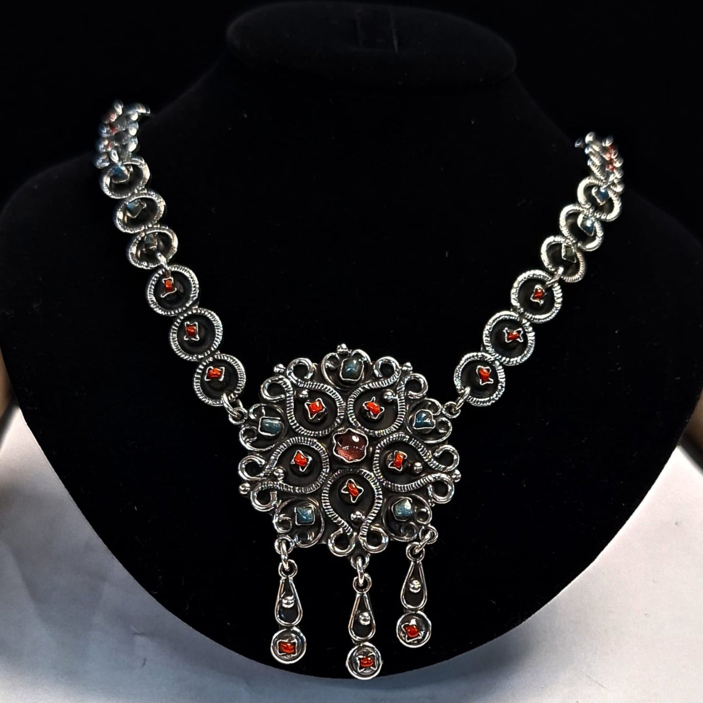 COLLAR VINTAGE CON INCRUSTACIONES DE PIEDRAS EN PLATA LEY 925