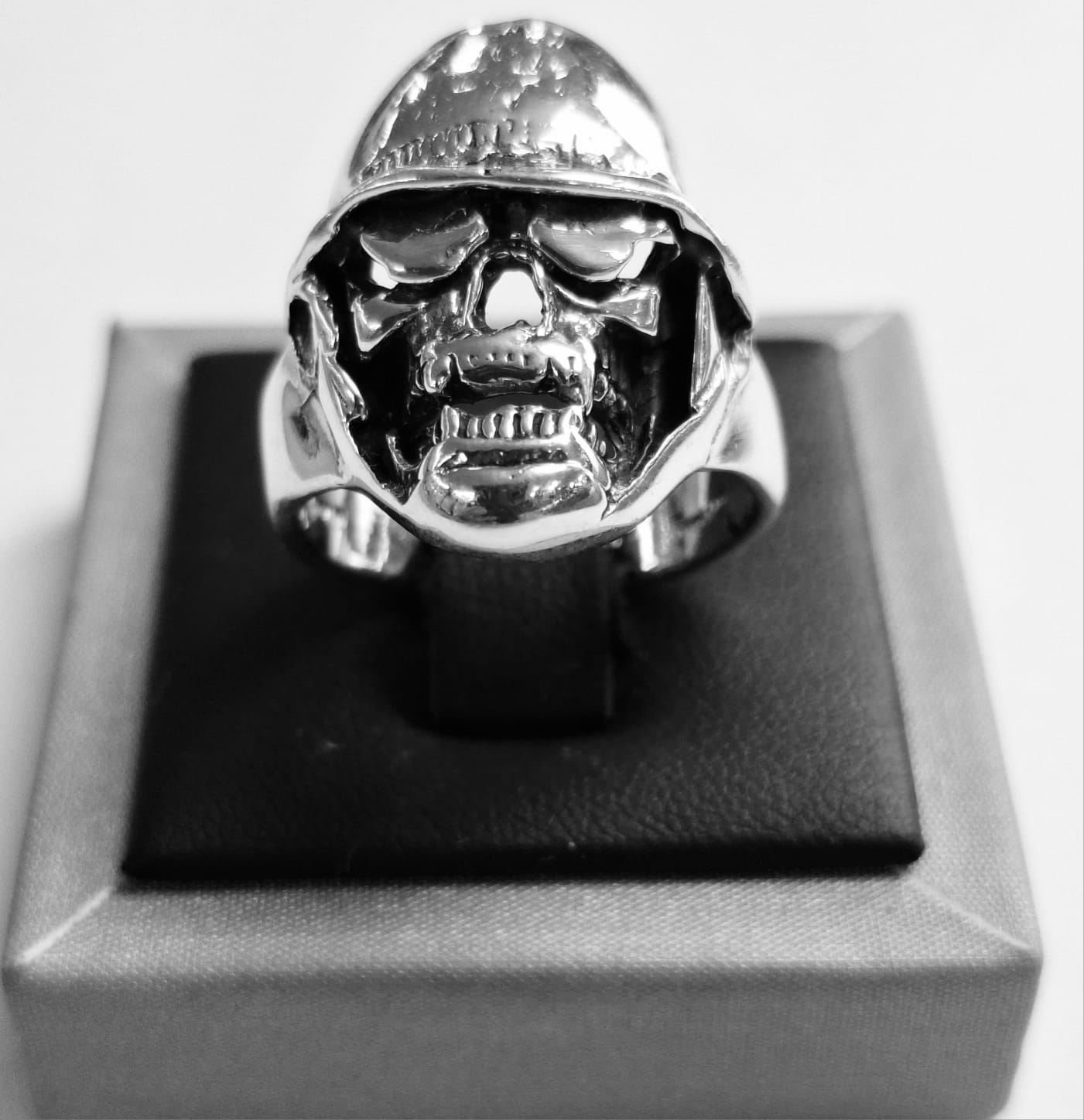 ANILLO CALAVERA EN PLATA LEY 925