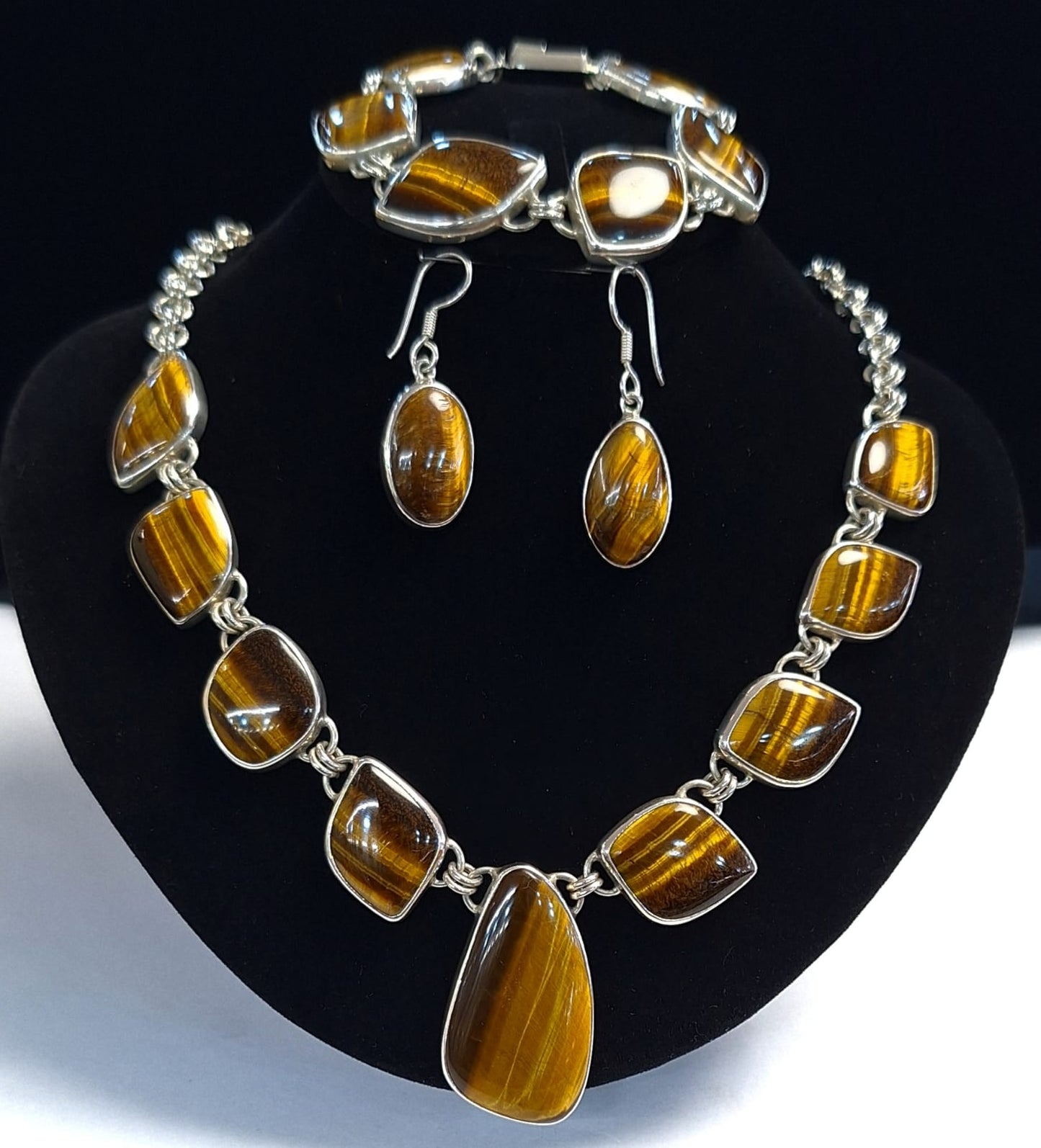 SET DE COLLAR CON INCRUSTACIONES DE OJO DE TIGRE EN PLATA LEY 950