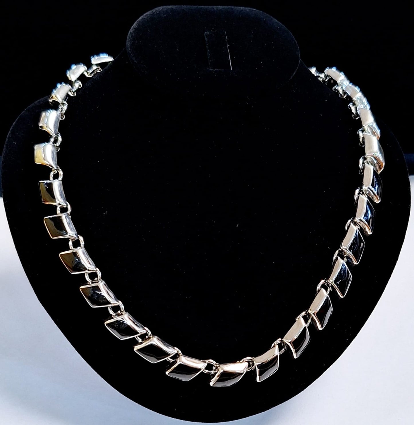 COLLAR CON INCRUSTACIONES DE OBSIDIANA EN PLATA LEY 925