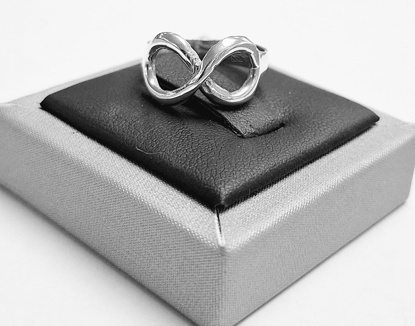 ANILLO INFINITO EN PLATA LEY 925